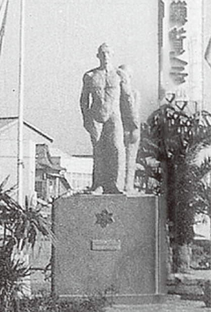 大牟田駅前広場に建立された平和の像